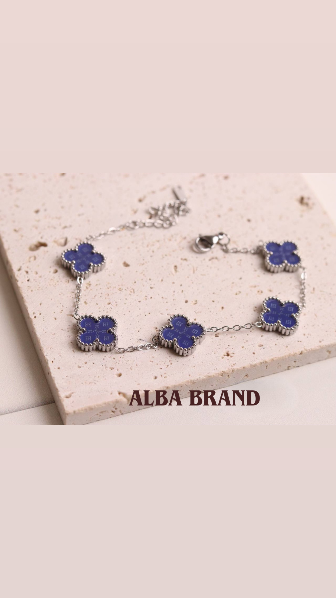 اسوارة فان كليف مزخرفة، كحلي و فضي.