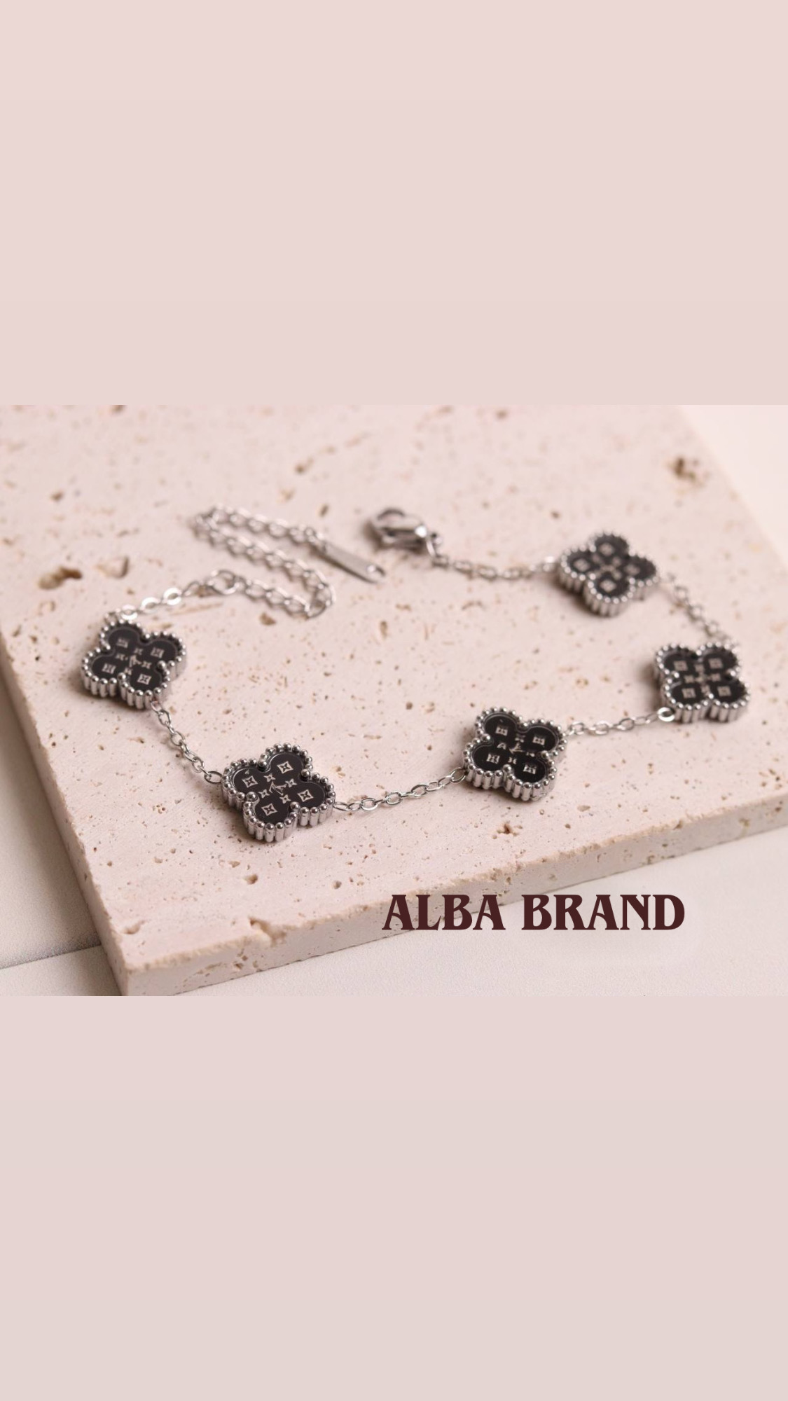 اسوارة فان كليف السوداء